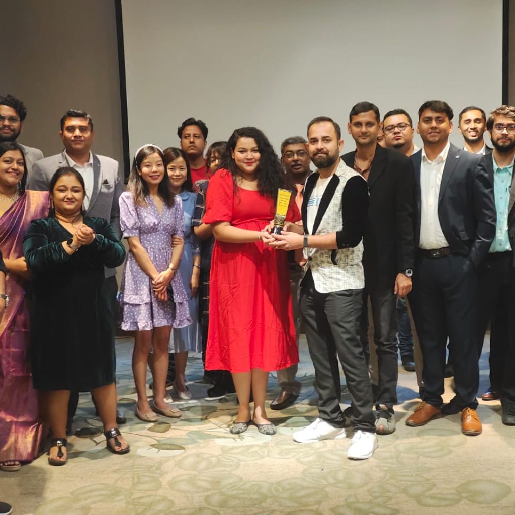 Group picture of the DMi India team accepting an award at the Kolkata Karnival